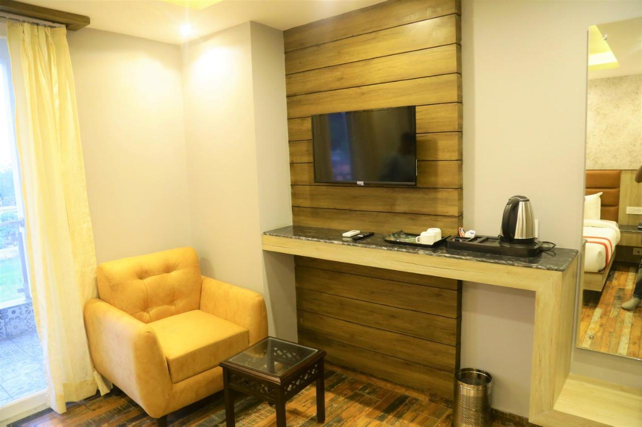 The Eleganza Hotel Jhajra Bagian luar foto