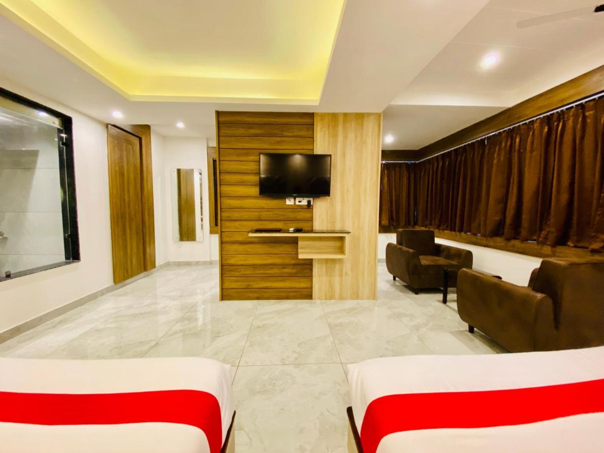 The Eleganza Hotel Jhajra Bagian luar foto