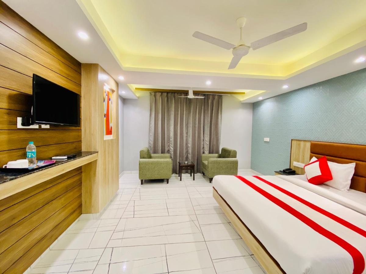 The Eleganza Hotel Jhajra Bagian luar foto