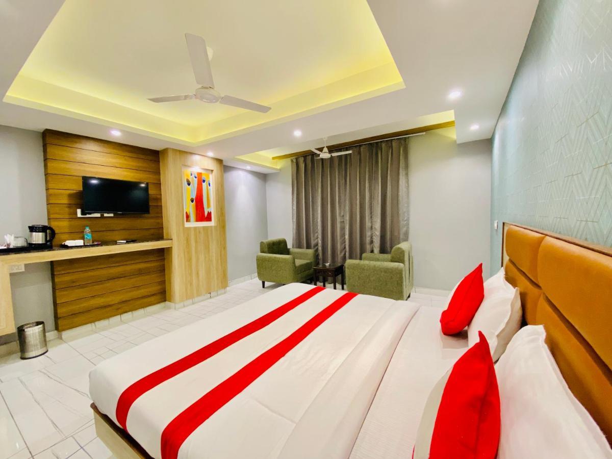The Eleganza Hotel Jhajra Bagian luar foto