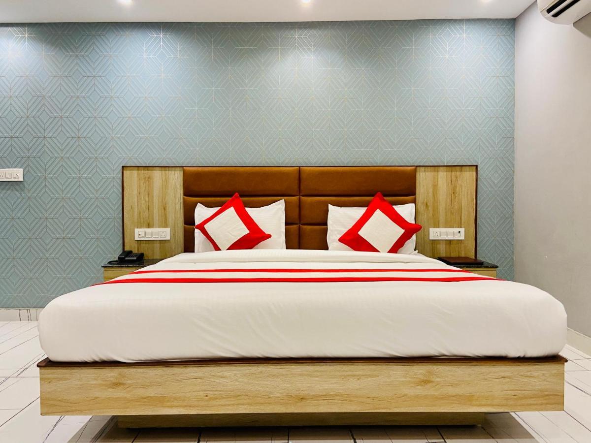 The Eleganza Hotel Jhajra Bagian luar foto